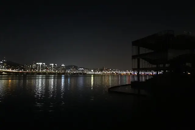 밤의 한강 수면에 비친 서울 도심의 불빛