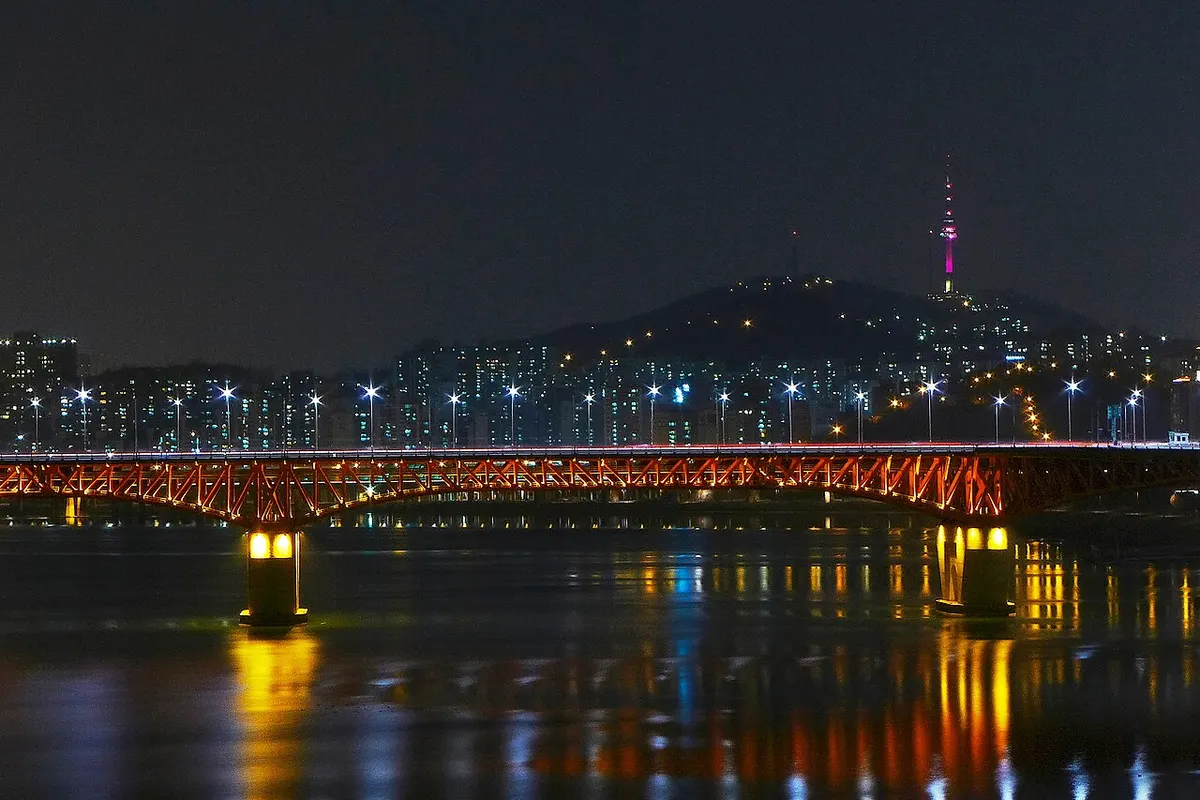 밤하늘 아래 성수대교와 N서울타워