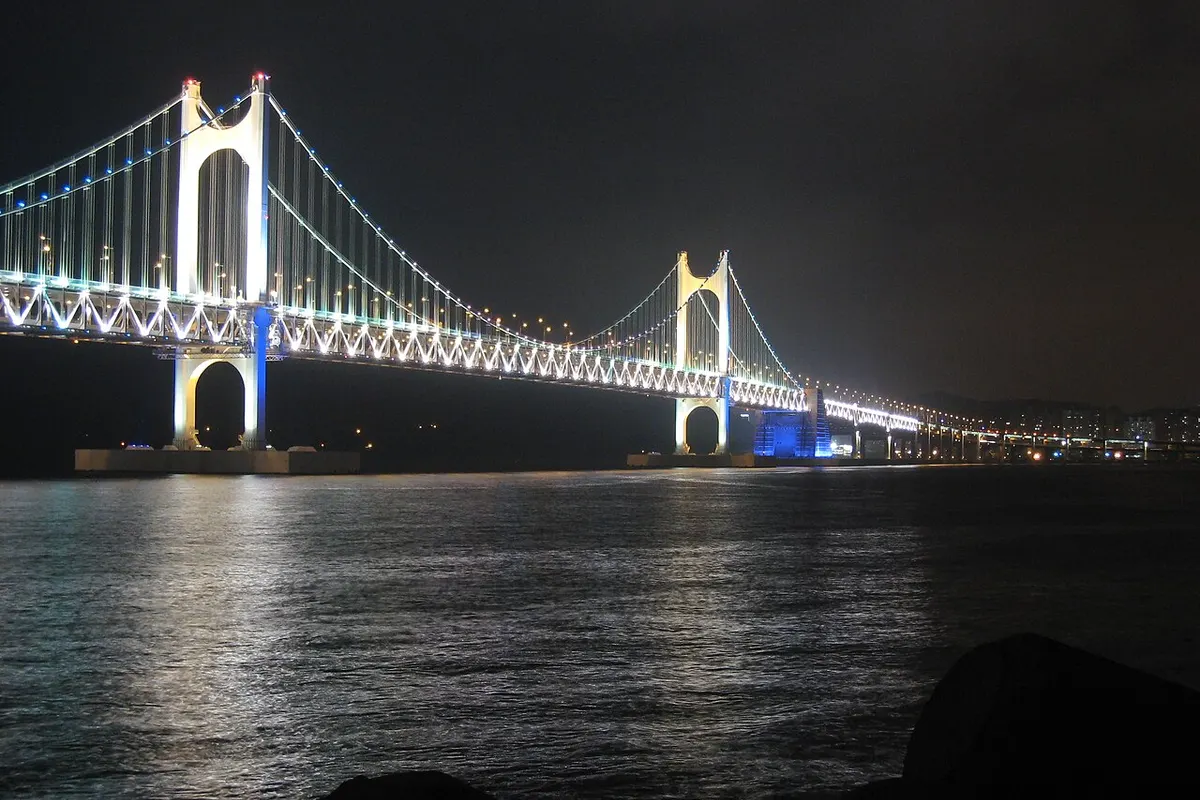 야경 조명이 켜진 부산 광안대교
