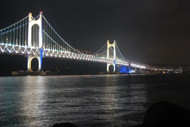 야경 조명이 켜진 부산 광안대교