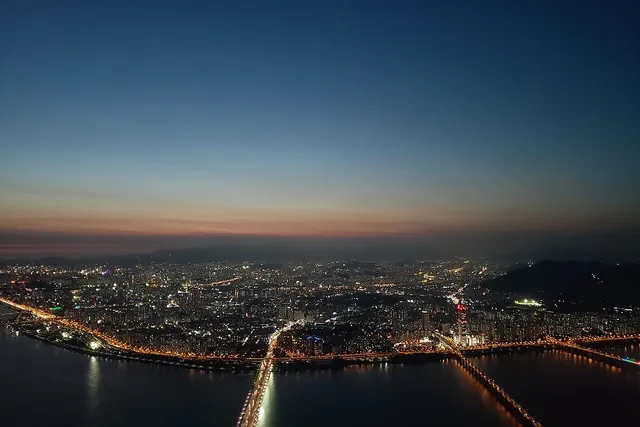 한강과 서울 스카이라인의 야경